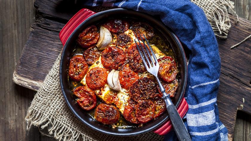 Pieczona feta z pomidorkami koktajlowymi i czosnkiem