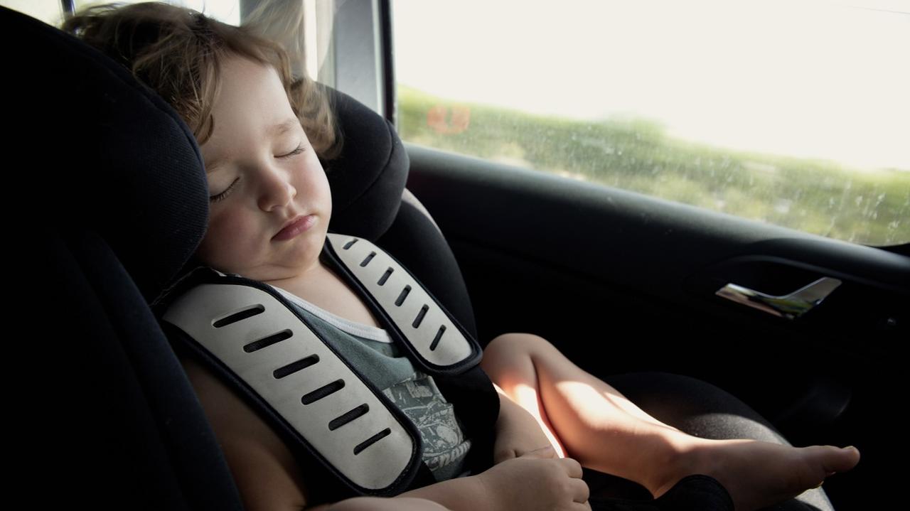 dziecko, które śpi w samochodzie 