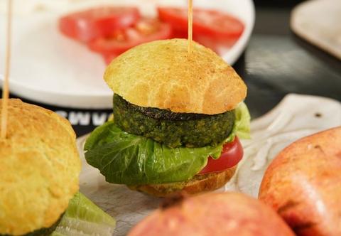 Wegański burger z soczewicy - pyszny zamiennik tradycyjnego hamburgera