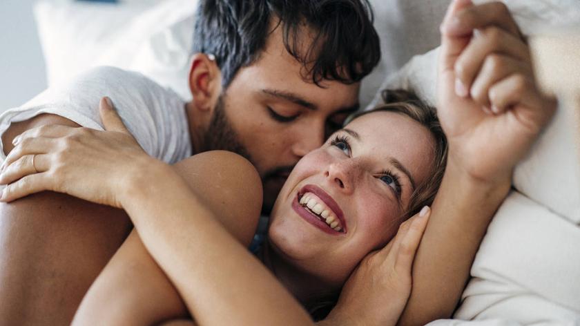 Kobieta i mężczyzna w łóżku