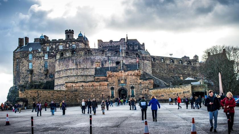 Turyści zwiedzający zamek w Szkocji