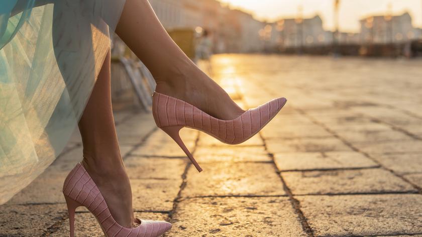 Szpilki na kobiecych nogach