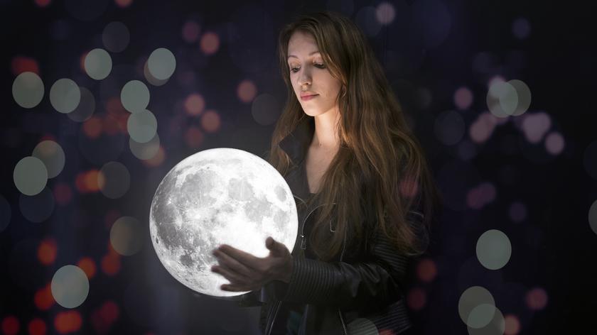 Kobieta z księżycem