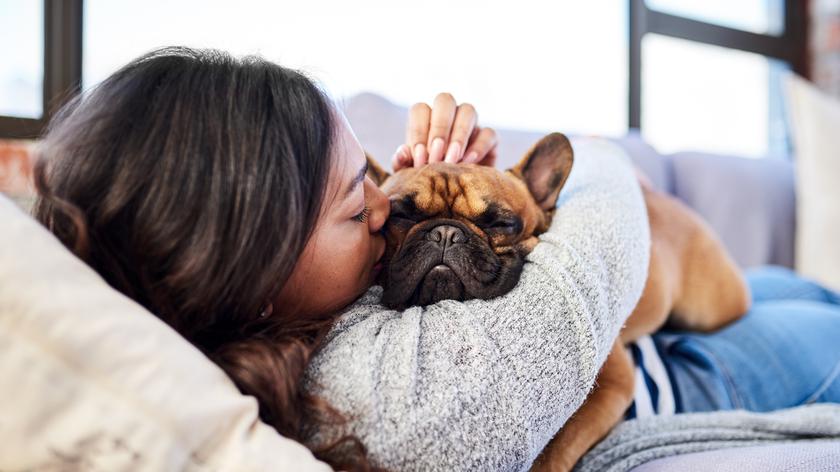 Kobieta przytula psa