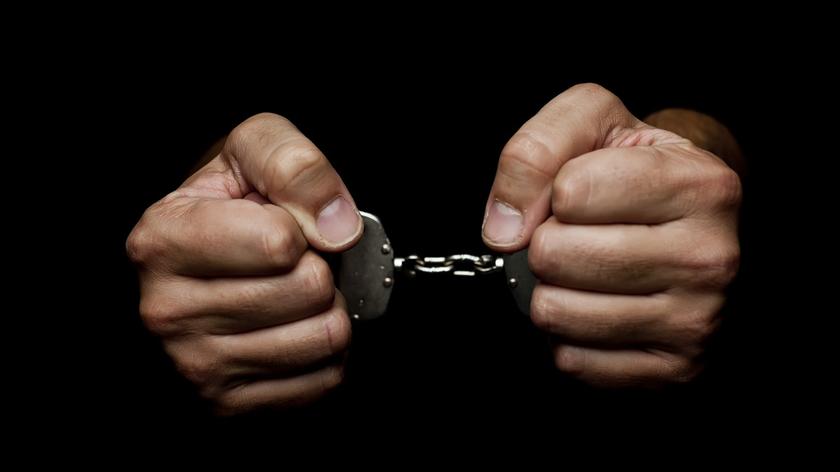 aresztowany mężczyzna 