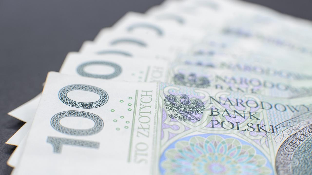 polskie pieniądze, banknoty, zasiłek macierzyński
