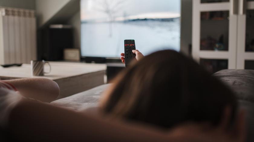 Kobieta oglądająca telewizję