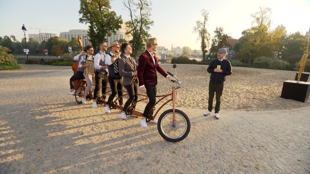 Marcin Sawicki, członkowie Orkiestry Na Dużym Rowerze 