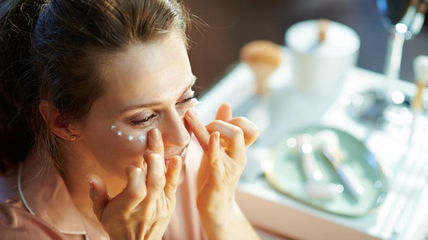 Pielęgnacja skóry wokół oczu w wieku 20, 30, 40 i 50 lat