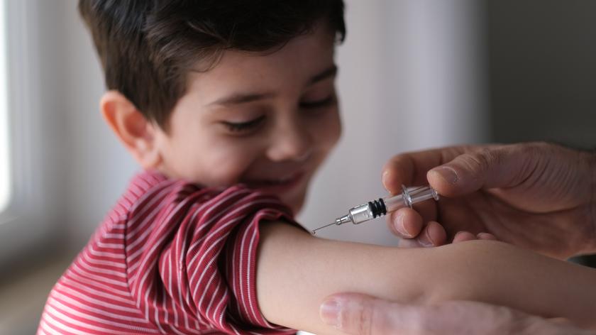 Chłopiec, który otrzymuje szczepionkę przeciwko SARS-CoV-2 