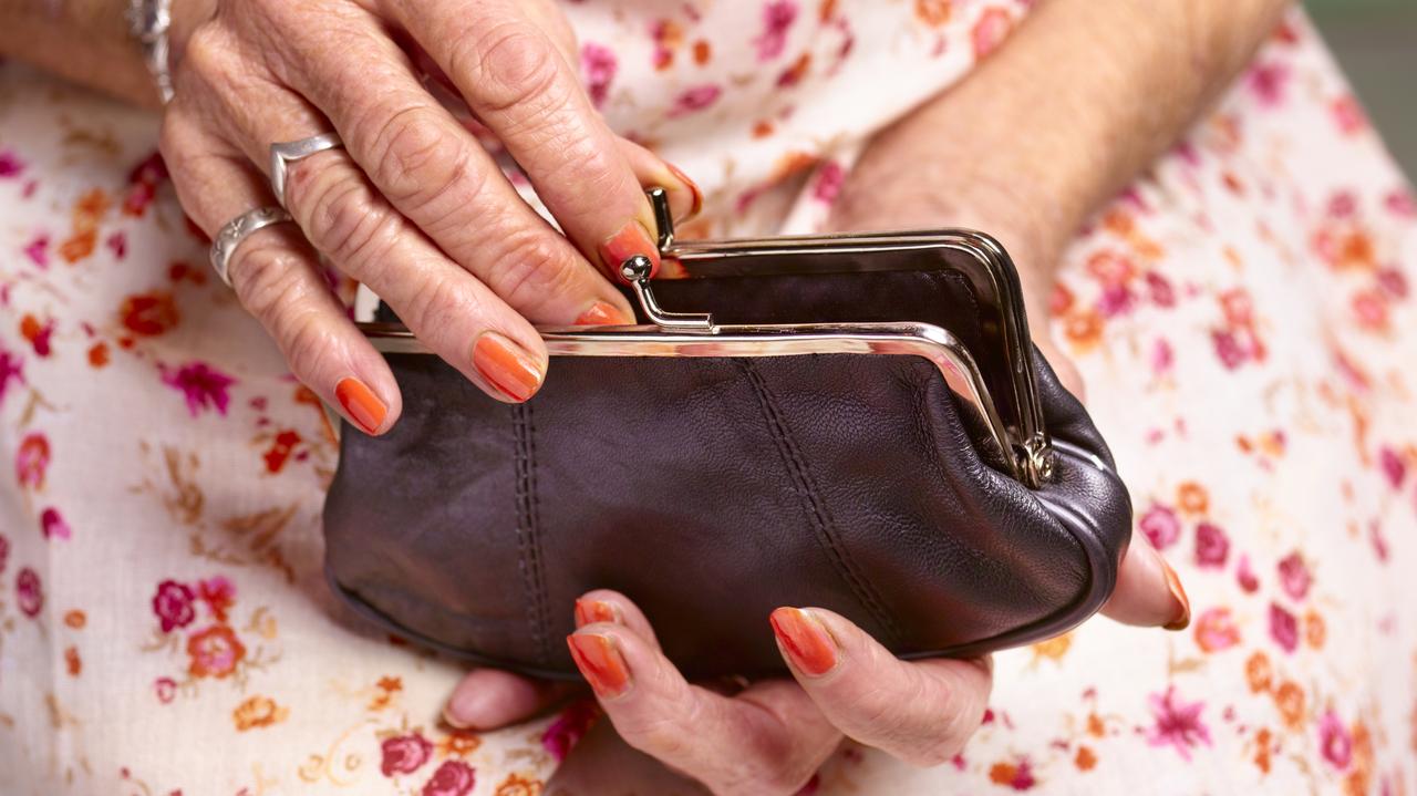 Seniorka wyjmująca drobne z portmonetki