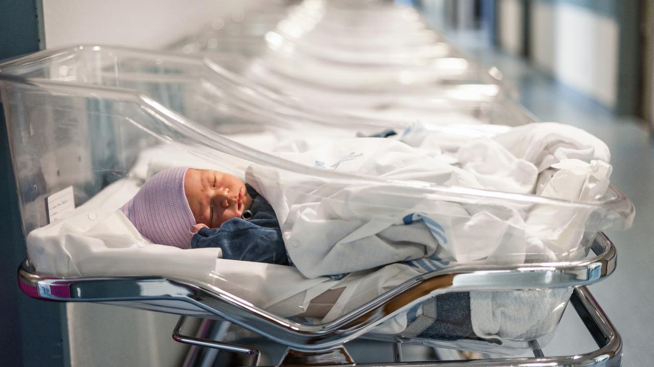 noworodek w szpitalnym łóżeczku