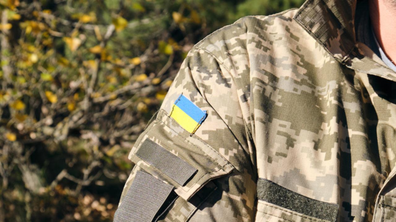 Mężczyzna w ukraińskim mundurze. Wojna w Ukrainie. Atak na Wyspę Węży.