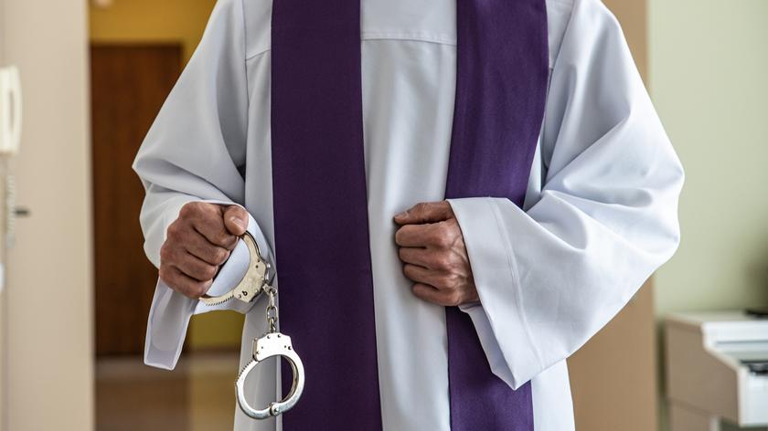 Ksiądz z kajdankami w ręce