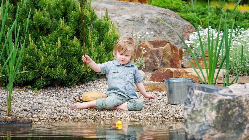 chłopiec, który barwi się w oczku wodnym 