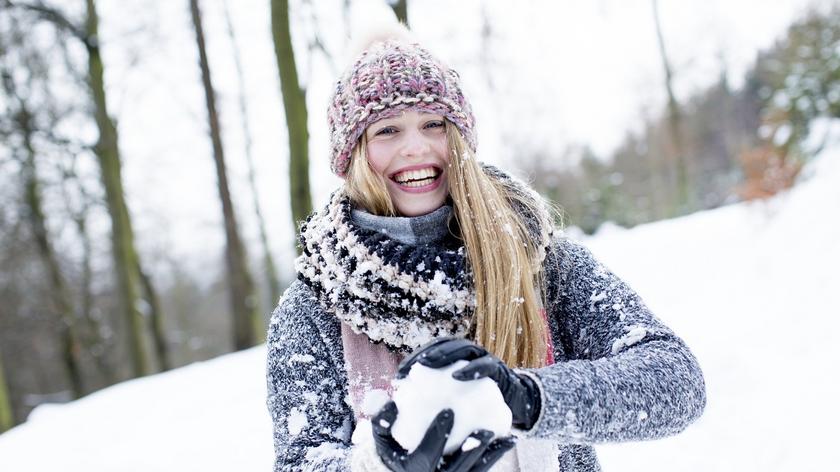 kobieta, która trzyma śnieżkę 