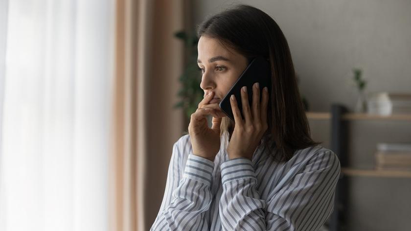 kobieta rozmawia przez telefon
