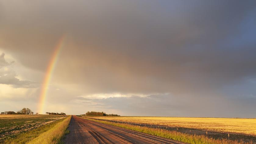 letnie, zachmurzone niebo, tęcza