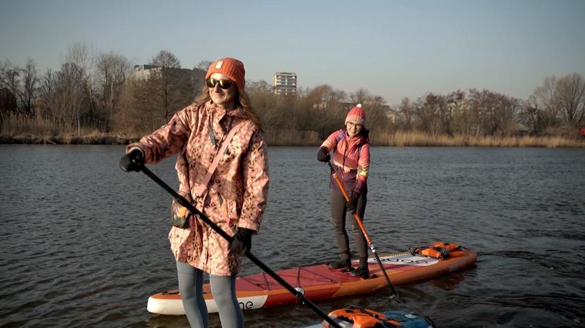 osoby, które pływają na SUP-ie 