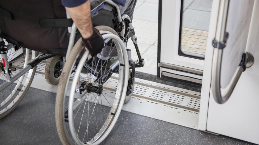 Osoba na wózku wysiadająca z tramwaju