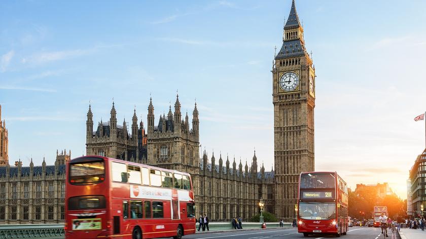 Londyn Big Ben i ruch uliczny na Westminster Bridge