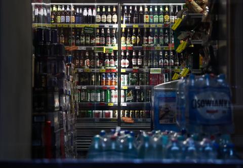 Koniec z alkoholem na stacjach benzynowych? "Tam on się po prostu leje"