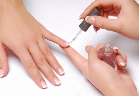 Alien nails – ta oryginalna stylizacja paznokci będzie hitem tegorocznej wiosny. Na czym polega?