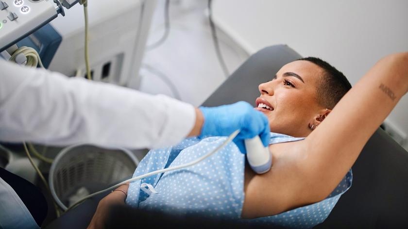 kobieta podczas badania USG 