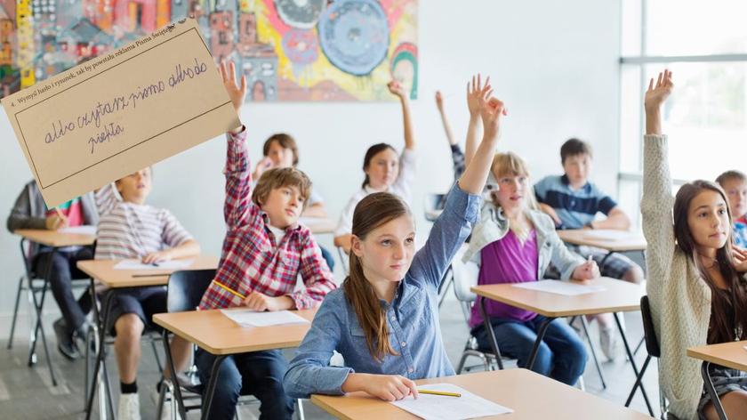 Dzieci w szkolnych ławkach