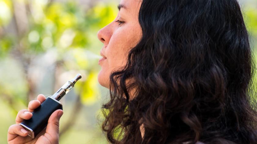 Kobieta, która pali e-papierosa 