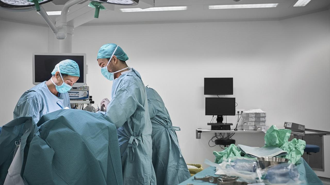 lekarze na sali operacyjnej
