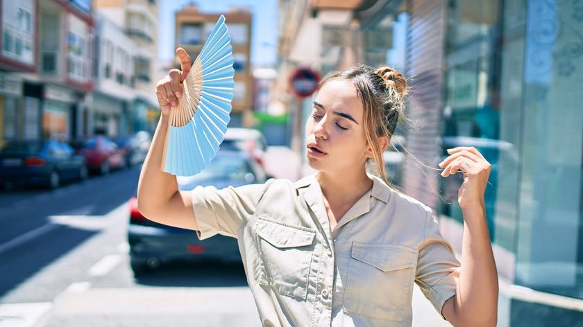 kobieta, której jest gorąco 