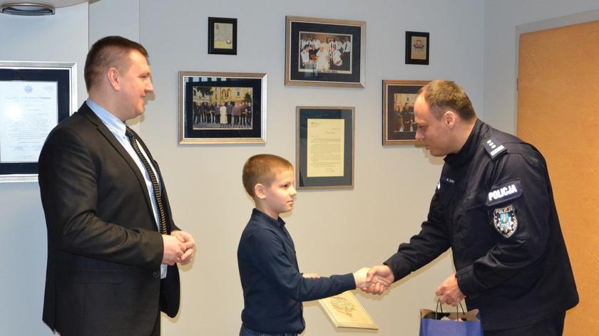 Komendant Miejski Policji w Nowym Sączu, insp. dr Krzysztof Dymura, 9-letnim Jakub i jego tata