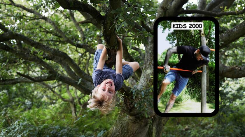 chłopiec na drzewie