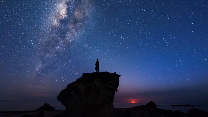 Człowiek na tle rozgwieżdżonego nieba