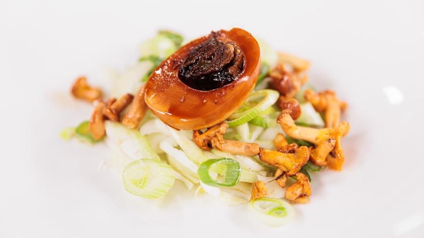 „Krupnik” z grzybami azjatyckimi, warzywami, kaszą jęczmienną i jajkiem sojowym