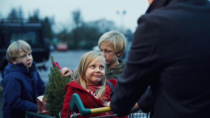 Ojciec i dzieci na zakupach.