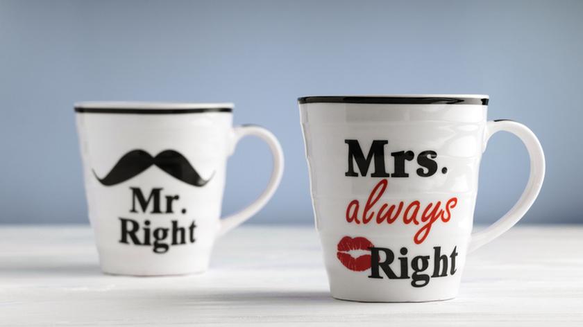 Dwa białe kubki z nadrukami "Mr. Right" i "Mrs. always Right"