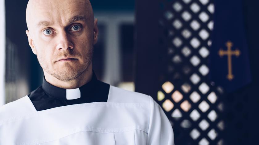 Ksiądz przed konfesjonałem 