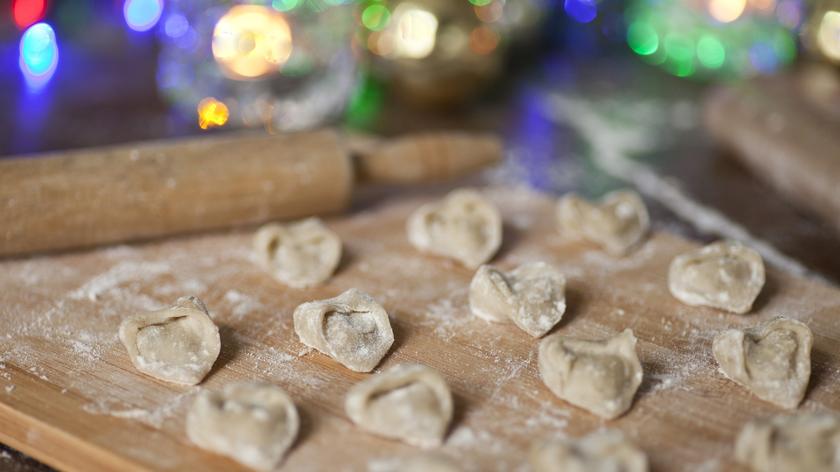 Uszka na stolnicy i wałek do ciasta.