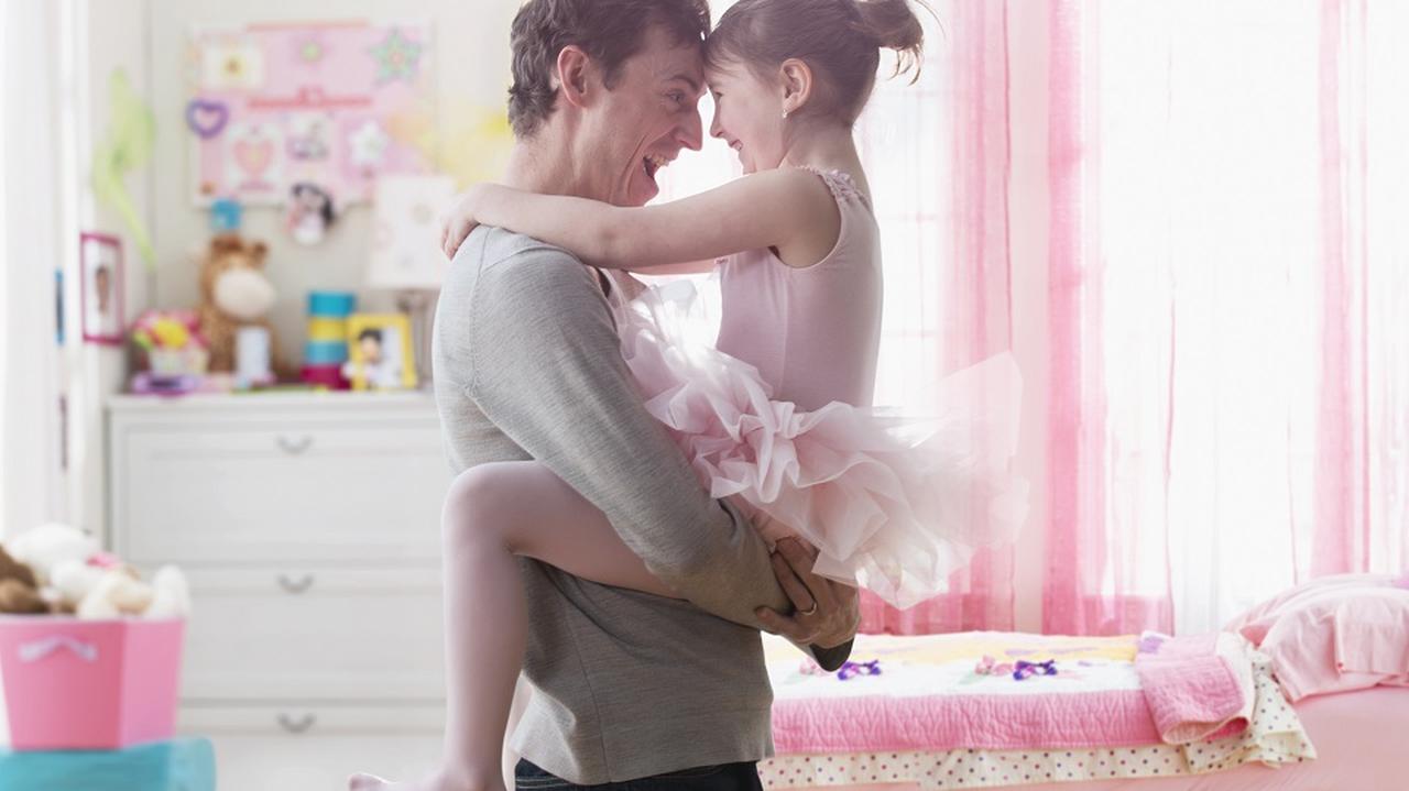 Tata z córką w różowej sukience baletnicy