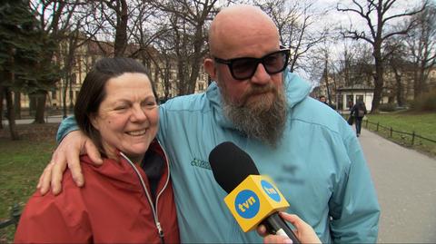 Czy okazujemy sobie uczucia publicznie? - napisy