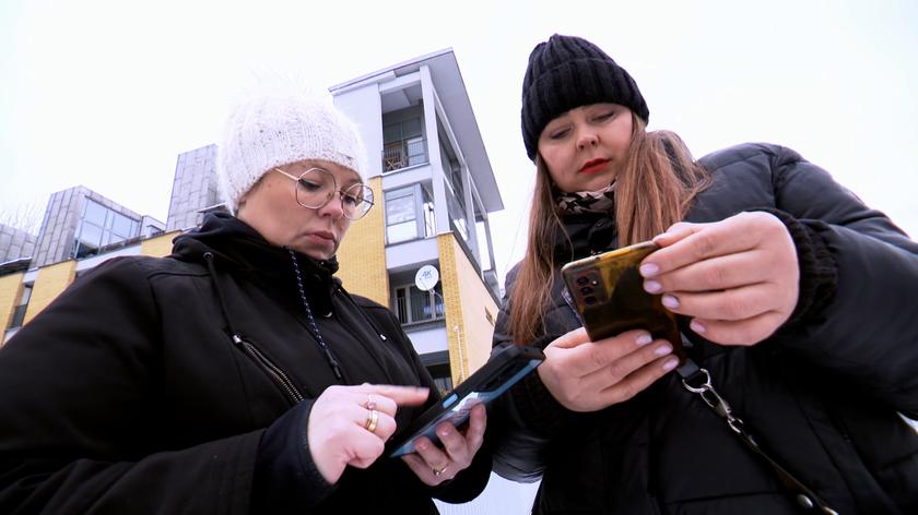 dwie kobiety patrzące w telefony
