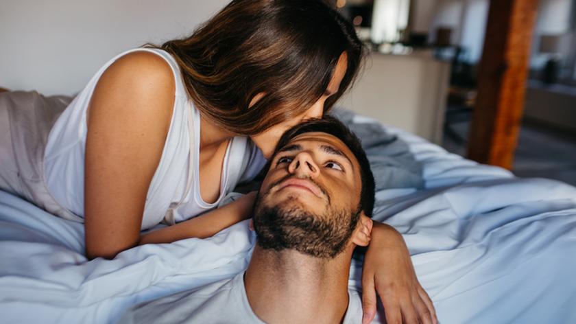 Kobieta całująca w głowę dorosłego mężczyznę. Matkowanie w związku. Relacje.