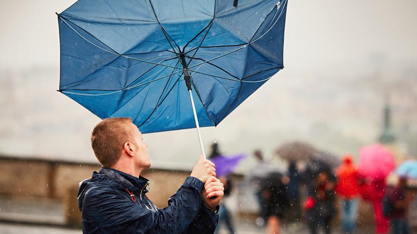 Mężczyzna, któremu silny wiatr zniszczył parasol 