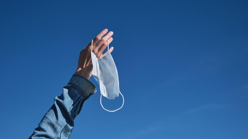 Koniec pandemii, maseczka na dłoni