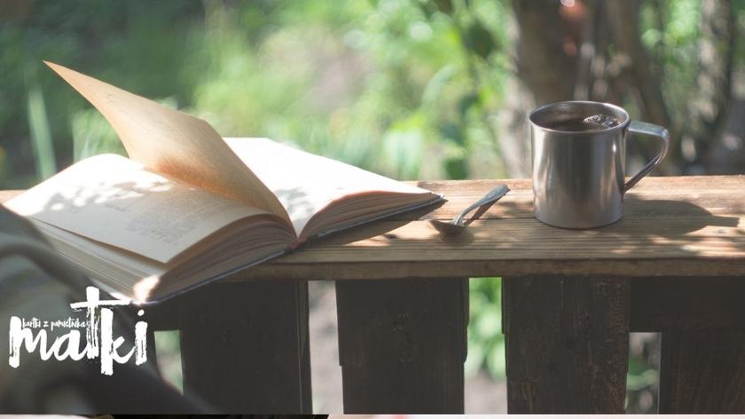 Kubek z kawą i książka na tarasie
