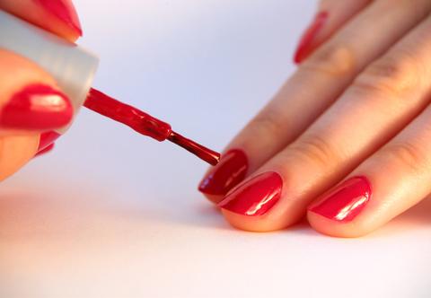 Jelly nails, czyli manicure inspirowany słodką galaretką. Jak go wykonać?