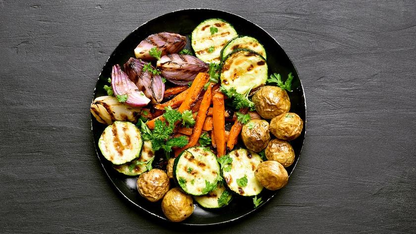 Grillowane ziemniaki, marchewka i inne warzywa