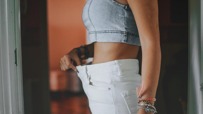 kobieta pokazuje efekty odchudzania